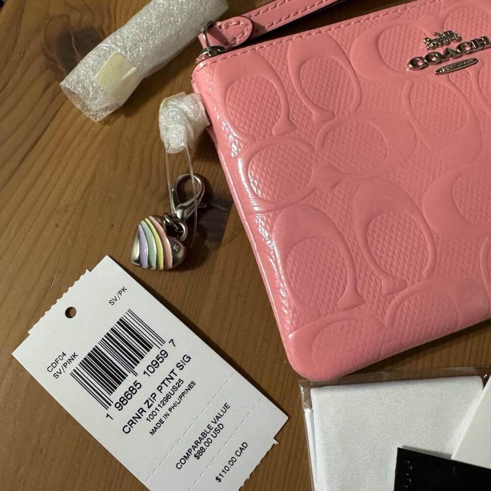 NWT ❤️ Coach Corner Zip Wristlet In Signature Leather With Heart Charm - Picture 5 of 10